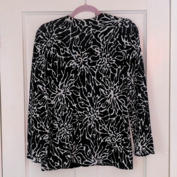 Black & White Flowered Cardigan - new with tags - Picture 6 of 6